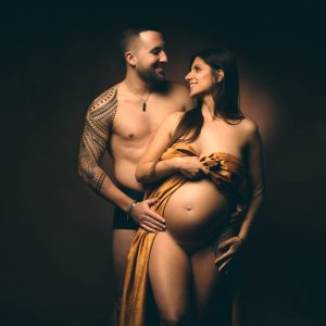 Portrait grossesse et couple en studio